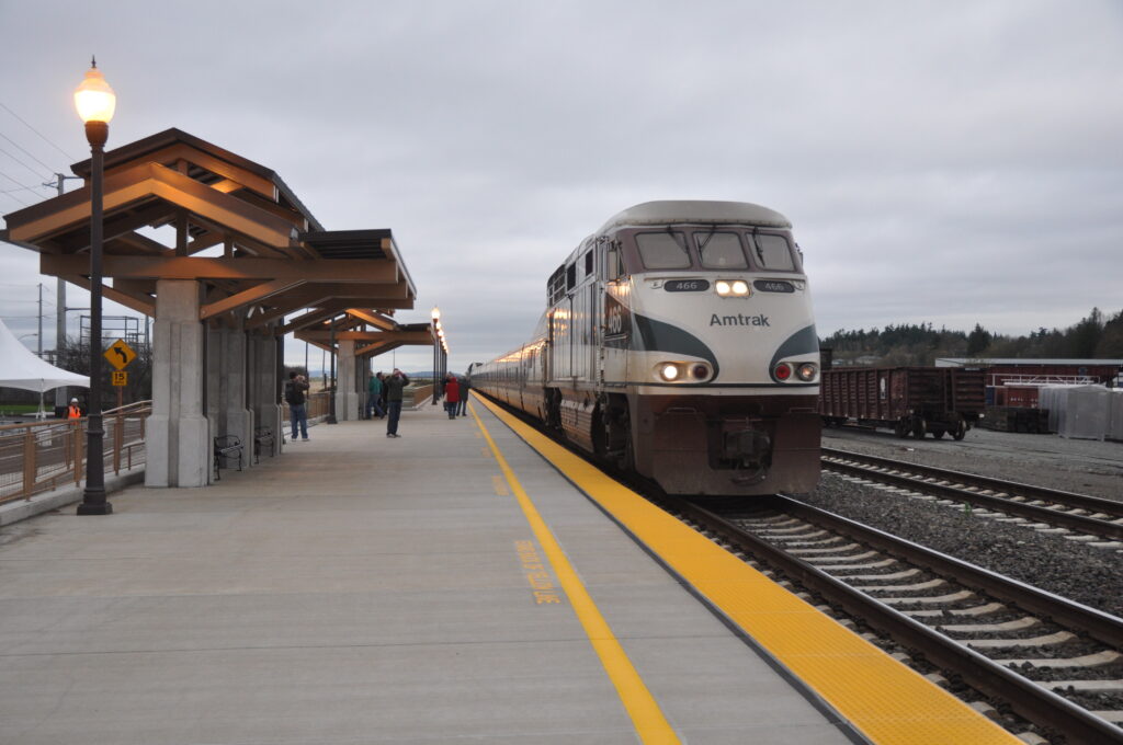 A train arriving at Stanwood Station